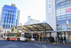 荻窪駅の北口を出て、バス停を超え左方面に向かいます。