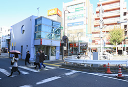 荻窪駅北口交番を通り越し、大通り（青梅街道）に向かいます。